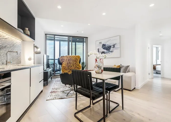West Side Contemporary Pad In Shopping Precinct